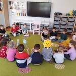 Dzieci tworzą orkiestrę z odpadów.