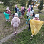 Dzieci sprzątają plac przedszkolny1.