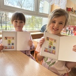 dziewczynki prezentują książeczki projektowe.