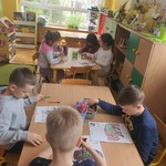 Dzieci kolorują żubry.