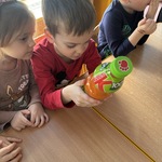 chłopiec czyta etykietę soku.