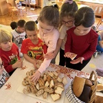 dzieci częstują się pieczywem.