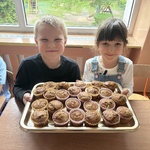 dzieci trzymają muffinki.jpg