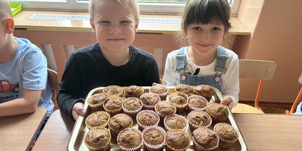 dzieci trzymają muffinki.