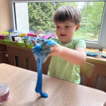 chłopoec trzyma slime.