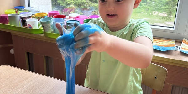 chłopoec trzyma slime.