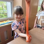 dziewczynka trzyma slime.