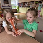 dziewczynki trzymają slime.