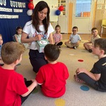 chłopiec zagląda do pudełka.