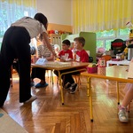 pani wita się z dziećmi.