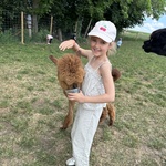dziewczynka z alpaką.