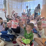 dzieci z popcornem.