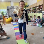 chłopiec na pokazie mowy.