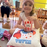 dziewczynka je popcorn.