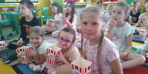 Dzieci z popcornem
