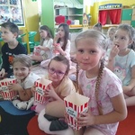 Dzieci jedzą popcorn