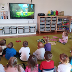 Dzieci oglądają film edukacyjny
