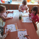 Dzieci wykonują karty pracy