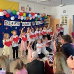 dzieci stoją z serduszkami.