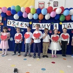 dzieci śpiewają piosenkę z serduszkami.jpg