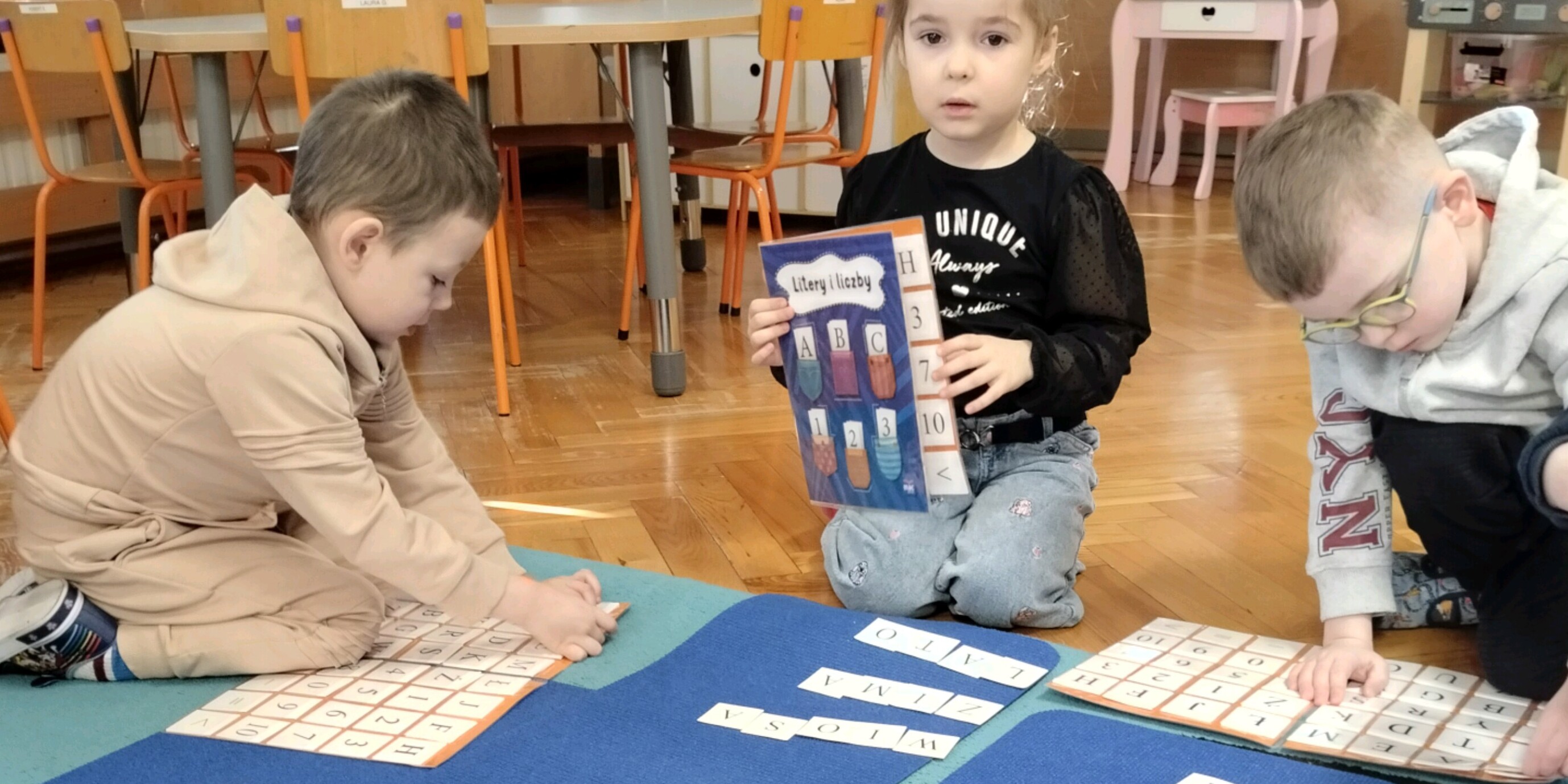 dzieci układają wyrazy z poznanych liter (8).jpg