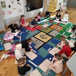 dzieci układają wyrazy z poznanych liter (9).jpg