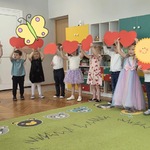 Dzieci śpiewają piosenkę.