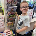 chłopiec prezentuje czasopismo.