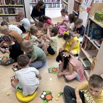 dzieci wykonują prace plastyczne.