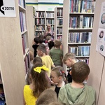 dzieci zwiedzają bibliotekę.