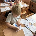 chłopiec koloruje Empatka.