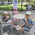 dzieci jedzą lody.