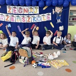 dzieci podnoszą ręce do góry.
