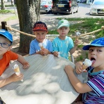 chłopcy jedzą lody.