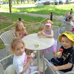 dzieci jedzą lody 2.