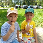 dzieci na lodach.