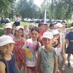 Dzieci z grupy V przed lodziarnią
