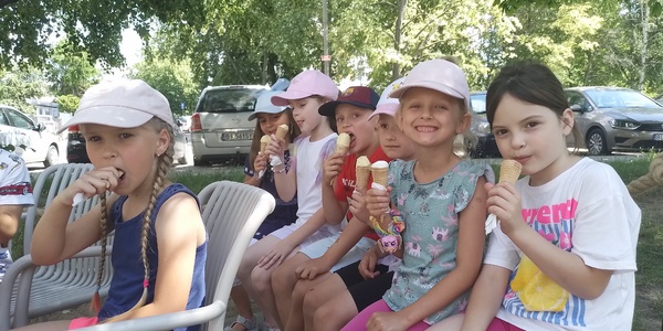 Dzieci jedzą lody