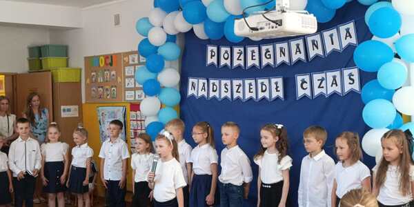 Dzieci recytują wiersze (2).