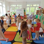 dzieci bawią się na dywanie