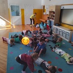 DZieci odpoczywają na dywanie.