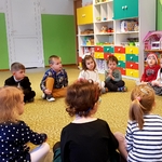 Pani Bożenka czyta książkę