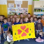 Dzieci z wykonanym plakatem