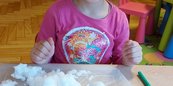 dziewczynka i śnieg.jpg