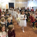 Dzieci, kadra i byli pracownicy przedszkola