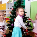 Dziewczynki wieszają bombki