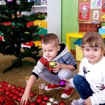 Julia i Jaś wybierają bombki