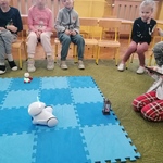 O! Robot idzie tam gdzie Amelka go prowadzi