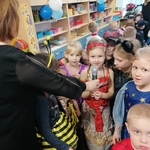 Dziewczynki śpiewały do mikrofonu