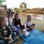 Amelia steruje robotem rysując drogę na tablecie